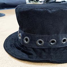 Marc Vachon Has For Decades Outfitted Hollywood’s Notables, And In Particular Rock And Roll Legends Like Slash, Dave Navarro, And Duff Mckagan. His Pieces Have A Unique Style That Are Visually Exciting To Compliment Their Fine Luxury Heritage. This Piece Is In New, Unworn Condition. The Black Baby Corduroy Gives This Hat The Perfect Contrast And The All Black Grommets Really Make This Hat Pop! This Hat Is A Size Large To X-Large. Size L / Xl Has A Stretchy Interior, Which Can Accommodate Approx. Decades Outfits, Bubba Gump Shrimp, Mens Beret, Dave Navarro, Driving Cap, Pabst Blue Ribbon Beer, Duff Mckagan, Pabst Blue Ribbon, New Era Fitted