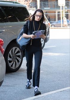 bella hadid street style 2022 Bell Hadid Outfits, Bella Hadid Fall, Corporate Girlie, Bella Hadid Photos, Bella Hadid Street Style, Celebrity Casual Outfits, Models Off Duty Style, All Black Fashion, Bella Hadid Outfits