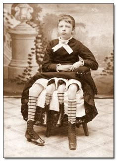 Thats Myrtle Corbin, who was born in 1868 as a dipygus, which is a medical term for Is that an extra pelvis? Oh man, it totally is. Myrtle spent her early years in a circus sideshow but later married a doctor, raised five children (using both of her two functional reproductive systems), lived to the age of 60. Cirque Vintage, Images Terrifiantes, Sideshow Freaks, Lincoln County