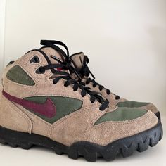 Vintage 94’ Nike Hiking Boots, Nike Air Vintage, Nike Acg Shoes, Shoes Nike Air, Nike Acg, Hiking Boots, Nike Shoes, Nike Women, Athletic Shoes