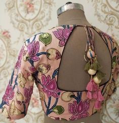 pink floral blouse back design Work On Kalamkari Blouses, Kalamkari Blouse Back Neck Designs, Kalamkari Blouse Designs With Boat Neck, Banaras Blouse Patterns, Kalamkari Blouse Patterns, Kalamkari Work Blouse Designs, Kalamkari Saree Blouses, Kalamkari Maggam Work Blouses, Blouse Stiching Design