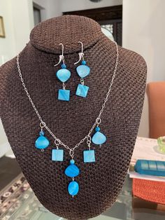 Turquoise colored shapes make up this cute necklace and dangle earring set. Pearl Necklace And Earring Set, Wire Wrapped Stone Jewelry, Diy Jewelry Projects, Wrist Jewelry, Wire Wrapping Stones, Mother Of Pearl Necklace, Necklace And Earring Set, Cute Necklace, Jewelry Projects