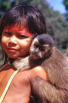 Foto Margi Moss  Este álbum tiene como objetivo difundir y promover la belleza de Cultura y Vida de Xingu, su gente y su arte. Las imágenes son identificadas por la fuente y el fotógrafo cuando se citó. Si de alguna manera eso causar alguna molestia a los autores, por favor dímelo y quitaré la imagen del álbum. De lo contrario, por favor, ayudáme a difundir esta cultura que se ve en grave riesgo de perderse. Gracias! Amazon People, Amazon Tribe, Indigenous Tribes, Pet Monkey, Kids Around The World, World Of Color, People Around The World, Brazil