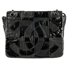 Chanel - (Made in Italy) Leather and black patent leather patchwork bag. Attributes in silver plated metal. Serial number present. Collection 2006/2007. To note, rare marks on the leather and the satin of the lining. Additional information: Dimensions: Width : 28 cm, Height : 24 cm, Depth : 7 cm, Handle : 52 cm / 90 cm Condition: Very good condition Seller Ref number: S67 Chanel Vintage Jersey Bag, Chanel 2003 Bag, Rare Chanel Bag, Chanel Limited Edition Bag, Chanel Black Tweed Bag, Leather Patchwork, Chanel Black, Patchwork Bags, Black Patent Leather