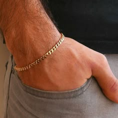 Dieses minimalistische kubanische Armband rundet Ihren lässigen Look perfekt ab.





 Sorgfältig entworfen, um die Essenz von Minimalismus und Anpassungsfähigkeit zu verkörpern. Das VVS Jewelry Quiet Luxury 3mm Curb Minimal Cuban Bracelet ist mit einer langlebigen und diskreten Kette gefertigt und hält dem Test der Zeit stand, während es dezente Eleganz ausstrahlt.


 LANGLEBIG UND WASSERDICHT


 Bei VVS Jewelry sind wir stolz darauf, Schmuck zu kreieren, der Schlichtheit mit bemerkenswerter H Wristband Design, Men Chain, Classic Punk, Bracelets Men, Curb Chain Bracelet, Jewelry Men, Men Bracelet, Functional Fashion, Bracelet Men