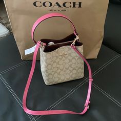 Gorgeous Bucket Bag No Longer Made/Perfect For Your Collection New Apperal Fashion, Small Bucket Bag, Country Jewelry, Quilted Wallet, Vintage Coach Bags, Leather Saddle Bags, Bags Coach, Black Leather Crossbody Bag, Coach Shoulder Bag