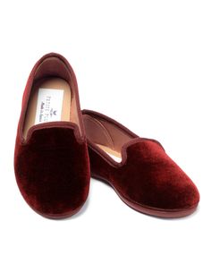 These exquisite slippers were made in Spain from artisans with over 40 years experience delivering the finest footwear. Only the best materials were selected in this curated collection. Made with luxe velvet, the Hamptons loafer has a soft insole and is the perfect slipper to keep your feet warm on even the coldest win Luxury Sleepwear, Velvet Flats, Velvet Slippers, Velvet Loafers, Navy Velvet, Comfort And Joy, Shoe Size Conversion, Shoe Size Chart, 40 Years