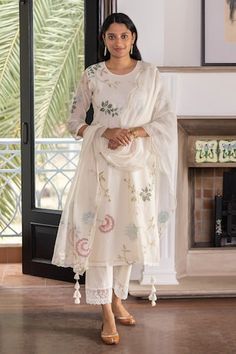 Pearl straight kurta featuring blooming floral thread embroidery. Paired with a sheer lace hem straight pant and a scallop hem, floral thread embroidered dupatta. - Aza Fashions Aesthetic Kurta Sets For Women, Ombre Dupatta, Soft Ombre, Straight Fit Pants, Kurta Designs Women, Organza Dupatta, Indian Designer Outfits, Kurta With Pants, Thread Embroidery