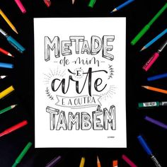 some colored crayons and markers on a black surface with the words metale de mim et carte fauta tambem