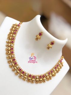 Exquisite Gold-Plated Necklace and Earrings Set. Expertly crafted to reflect the timeless beauty of antique temple jewelry, this set is an impeccable choice for brides and a majestic addition to any ethnic ensemble. The matching earrings, shaped in a classic triangular temple motif, complement the necklace and complete the look with grace. Whether it's for a wedding, a special festive occasion, or to add a touch of opulence to your daily wear, this set is designed to captivate and charm. Small Gold Set Design, Indian Bridal Necklace Gold, 2 Tola Gold Set Design Indian, Small Diamond Necklace Indian, Neckless Gold Jewelry Indian Wedding, Necklace Designs Gold Indian Simple, Neck Sets Jewellery Gold, Simple Necklace Designs Gold Indian, Small Necklace Gold Indian