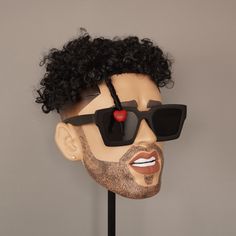 CASCO PERSONALIZADO, HECHO A MANO POR ENCARGO ¡PODEMOS FABRICAR CUALQUIER CASCO O IDEA QUE TENGAS! ¿Alguna pregunta? Por favor envíe un mensaje directo Casco bad bunny cabezón ¡¡Este es un casco súper cómodo!! -Se adapta a todos los tamaños -Dentro de cada casco ponemos un casco ajustable/de seguridad que va de la talla 6 a la 8 -La vista en este modelo es a través de las gafas -Alta calidad de pintura -Mira la escala en las fotos -El modelo de esta foto mide 1,70 metros -Altura del casco 14.5'' Black Square Sunglasses For Party, Black Square Sunglasses For Parties, Black Sunglasses With Tinted Lenses For Square Face, Black Sunglasses With Uv Protection For Square Face, Bad Bunny, Adult Costumes, Beauty Book, Gender Neutral, Bathing Beauties