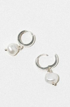 Clean Girl Silver Jewelry, Silver And Pearl Earrings, Dainty Silver Jewelry, Wag Dr, Silver Huggie Earrings, Jewelry 2024, Silver Bead Earrings, Piercing Inspo, Earth Energy