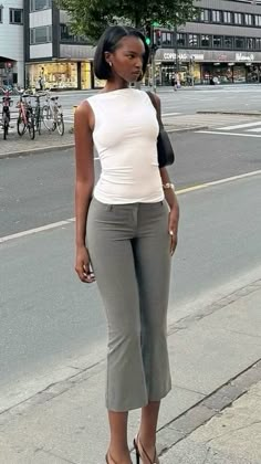 Monochromatic Beach Outfit, Chic Summer Outfits 2024 Classy, Simple But Classy Outfits, Corporate Summer Outfits, Summer Work Outfits Office Casual, Vetements Shoes, Cute Professional Outfits, Denim On Denim, Chic Pants