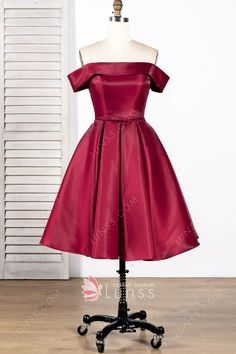 off the shoulder garnet satin short cocktail dress Knee-length Satin Mini Dress For Homecoming, Off-shoulder Satin Homecoming Dress, Elegant Burgundy Dress For Homecoming, Red Dama Dresses, Red Satin Dress Short, Princess Dress Short, Red Hoco Dress, Satin Short Dress, Garnet Dress