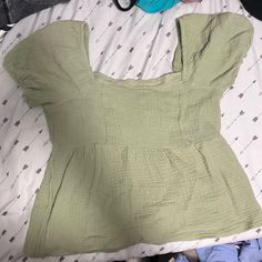 Cute Baby Doll Top With Ruffles And Puff Sleeves Size: Small Worn Once Brand New Baby Doll Top, Sherpa Pullover, Hollister Tops, Cardigan Shirt, Babydoll Top, Green Baby, Pink Tshirt, Peasant Tops, Crop Blouse