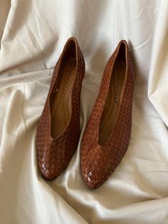 beautiful woven leather kitten heels, made in Brazil Made In Brazil, We Wear, Vintage Collection, Vintage Shops, Kitten Heels, Brazil, Handmade Jewelry, Heels, Leather