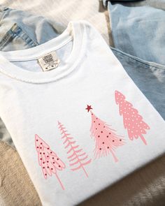 Cricut Designs Free, Christmas Shirts Vinyl, Pink Christmas Shirt, Womens Christmas Shirts, Womens Christmas, Christmas Tree Shirt, Merry Christmas Shirts, Pink Christmas Tree, Tree Shirt