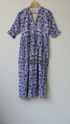 "Maxi Dress, Long Women Dress, Cotton Dress, Flower Print Dress, Indian Tunic Dress, Block Printed Dress, Boho Dress, Vintage  Dress, Gift  Material ~ 100% Cotton gauze. Care ~ Gentle hand wash. Air dry in shade. Made ~ India Please use the following measurements and information as a guide to find the best fit for you so you can flow effortlessly in GrandCraftsCollect. Size Chart in Inches:- Size S - Bust-40\" Size M - Bust-42\" Size L - Bust-44\" Size XL - Bust-46\" About fabric: *The fabric is so soft and with each wash becomes softer *Light weight & airy. *Rare and unique prints! Please zoom in the last pic for the complete view of beautiful prints! *Soft cotton- it becomes softer with each wash. ~~ Shipping Policy ~~ 1. We Ship the Orders Item Within 1-2 Business Days After Receiving O Long Women Dress, Travel Lunch, Block Print Dress, Indian Tunic, Mini Dress Floral, Party Wear Dress, Maxi Dress Long, Up Party, Party Kleidung