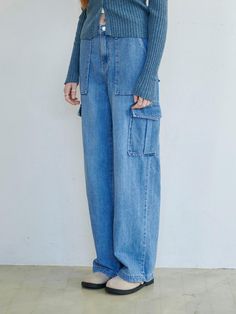 This is a denim version of the trendy cargo pant style. The pants have a straight fit that makes your legs look longer, and there are outside pockets on both sides to create a three-dimensional feel. It's great for mixing and matching with feminine items, and it's also good for styling with casual items like hoodies. - Practical with pockets on the front and back- Opening and closing with canton button and zipper- Can be styled with a belt- Branded leather patch on the back of the waist Utility Style High Rise Cargo Jeans With Belt Loops, Utility High-rise Cargo Jeans With Belt Loops, High Rise Utility Cargo Jeans With Belt Loops, Straight Leg Medium Wash Cargo Pants With Belt Loops, Medium Wash Straight Leg Cargo Pants With Belt Loops, Straight Leg Cargo Jeans With Flap Pockets For Streetwear, Medium Wash Cargo Pants With Straight Leg, Utility Style Medium Wash Cargo Jeans For Fall, Medium Wash Wide Leg Bottoms With Flap Pockets