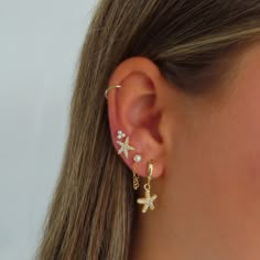 Faites plaisir à vos lobes avec ces boucles d'oreilles Trio ! Ces délicates et minuscules boucles d'oreilles ont la quantité parfaite de glam pour épicer n'importe quelle tenue. Super mignonnes et polyvalentes, ces boucles d'oreilles ne manqueront pas de vous faire remarquer ! 3ear Piercings Ideas, Earring Stacks Both Ears, Two Hoop Earrings, 3 Set Earrings, Multi Piercing Earrings, Cute Gold Earring Stacks, Gold And Emerald Earring Stack, Three Lobe Earring Stack, Earrings 2 Piercings