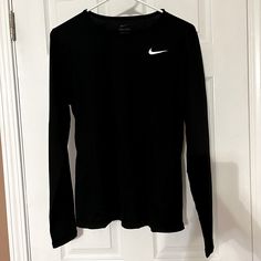 Nwt Nike Womens Training Long Sleeve Dri Fit. Smoke Free Home. Size Medium. Nike Long Sleeve Outfit, Nike Drifit Shirts, Training Outfit Women, Nike Clothes Women, Nike Women Outfits, Nike Long Sleeve Shirt, Nike Running Shirt, Hijabi Fits, Soccer Outfits