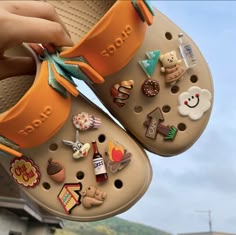 Bone Crocs Aesthetic, Croc Inspo Charms, Crocks Outfits, Jibbitz Crocs Ideas, How To Style Crocs, Jibbitz Ideas, Cool Crocs, Crocs Aesthetic, Crocs With Charms