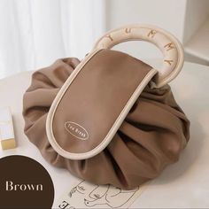 Place Of Origin : China (mainland) Item Width : 30cm Item Weight : 0.18kg Item Length : 30CM Item Height : 28cm Model Number : JT335 Material Composition : Pu makeup bag Shape : Barrel-shaped Pattern Type : Solid Closure Type : string Style : fashion Main Material : PU Brand Name : Airfriend Item Type : Cosmetic Cases Type : Drawstring Cosmetic Storage Pouch Application : Portable Makeup Bag for Daily Use Style : Toiletry Bags Product informationName: Ladies Drawstring Cosmetic Storage PouchMaterial: PUHigh: 28CMLength: 30-40CMColor: White,Brown,PinkTip:Due to different monitor, when you get items maybe slightly different. And a slight error of size is caused by manual measurement.Features1.No more digging and dumping in a traditional black hole makeup bag, the big opening design made it e Activity Bags, Fashion Life, Travel Toiletries, Toiletry Bag Travel, Makeup Fashion, Makeup Bags Travel, Cosmetic Storage, Storage Pouch, Toiletry Bags