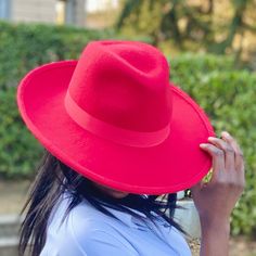 Large brim fedora made with red wool felt. To make this hat, we use a merino wool felt capeline weighing 200 grams. It is a high quality felt that retains the shape of the hat Garnished with a ivory grosgrain ribbon of 2.5 centimeters wide. Elegant fedora for man and woman. The measurements in centimeters are 36 x 34. Brim length 9.5. (These measurements may vary slightly depending on the size of the hat) For its elaboration we only use hoods and capelines of resistant wool felt of very good qua Red Fedora Hat, Mens Fedora Hat, Red Fedora, Black Fedora Hat, Straw Panama Hat, Mens Fedora, Hat Fedora, Black Fedora, Felt Fedora