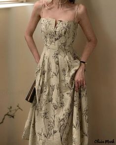 OliviaMark - Sophisticated and Timeless Hepburn-inspired Sleeveless A-Line Dress with Waist Cinching for a Vintage Flair Pocono Wedding, Hepburn Dress, Elegant Midi Dresses, Midi Dress Party, Korean Dress, Midi Dress Summer, Moda Vintage, Audrey Hepburn, Looks Vintage