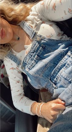 Jeancore Aesthetic, Modest Cowgirl Outfits, Farmhouse Outfits, Hot Spring Outfits, Dungaree Outfit, Thrift Inspiration, Simple Summer Style, Hippie Look, Hair Down