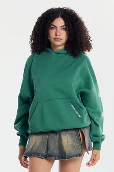 For an oversize fit choose one size above yours. Boxy fit hoodie. 100% cotton. 400 g/m² French Terry. Green color. Logo and graphics screen printed on the front. Cold Culture label included. Male (189cm, 6'2"): L - Female (163cm, 5'4"): M - National Shipping 24-48H (Spain / Portugal) - CORREOS EXPRESS - European Shipping 48-72H - FEDEX - International Shipping 5-7 working days - FEDEX Sporty Green Sweatshirt With Kangaroo Pocket, Oversized Green Sporty Hoodie, Cotton Graphic Print Drop Shoulder Hoodie, Cotton Graphic Print Hoodie With Drop Shoulder, Graphic Print Cotton Hoodie With Drop Shoulder, Oversized Green Hoodie For Streetwear, Urban Green Sweatshirt With Letter Print, Green Hooded Sweatshirt With Logo Print, Oversized Green Casual Hoodie