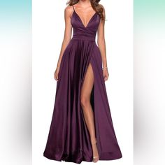 Brand New Size 8 Grape Colored Dress Purple Lined Dress For Date Night, Purple Satin V-neck Maxi Dress, Purple V-neck Lined Dress, Purple Lined Evening Dress, Lined Purple Evening Dress, Purple Lined Dress For Evening, Lined Purple Dress For Evening, Dark Purple Bridesmaid Dresses Long, Vestidos Color Uva