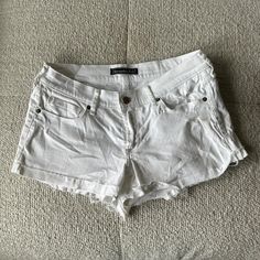 Y2K Abercrombie & Fitch white denim jean shorts raw hem low rise  - 14 inch waist model is 32D/26 waist/5ft Shameless Dr, Abercrombie And Fitch Outfit, Y2k Abercrombie, Shorts Low Rise, Short Blanc, Low Waist Jeans, Abercrombie And Fitch Shorts, White Jean Shorts, White Denim Jeans