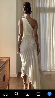 Chic Prom Dresses, Looks Party, Elegante Casual, Looks Street Style, Glam Dresses, Instagram Foto, Satin Dress, Custom Dresses, Asymmetrical Hem