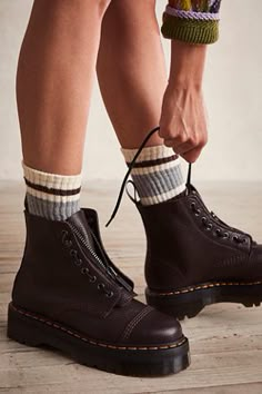 Doc Martens Sinclair, Platform Boots Outfit, Dr Martens Sinclair, Doc Martens Boots, Rugged Boots, Ginny Weasley, Shoes Boots Heels, Heels Sneakers, Girls Style