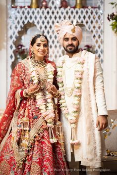 Wedding Jaimala Bride Groom, Varmala For Red Lehenga, Wedding Varmala Indian Flower Garlands, Varmala Photos, White Jaimala, Varmala Photo, Red Varmala, Wedding Varmala Indian