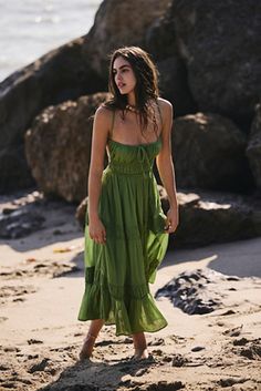 Taking Sides Maxi Flowy Long Dress Casual, Caribbean Fashion Women, Beach Vacation Dress, Free People Dress Maxi, Beach Family Photos Outfits, Green Beach Dress, Hawaii Outfits Ideas, Beach Vacation Clothes, Summer Flowy Dresses