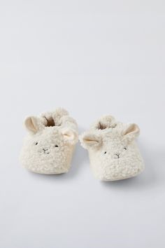 SHEEP SLIPPERS Kids Toy Store, Blazers Shoes, Trench Coat Dress, Kids Rain, Sheepskin Slippers, A Sheep, Baby Slippers, Cardigan Sweater Jacket, Tshirt Skirt