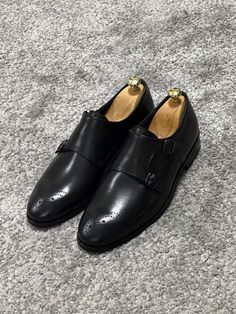 NEW COLLECTİON - FW / 23Collection: Fall / Winter - 23Production: Special Production Neolite Sole Double Monk Strap Black Shoes ( Limited Edition - Calf Leather ) Product Color : BLACKProduct Content : Special Design Shoes Outer Material: 100% Leather ( Calfskin ) Product size: 38-39-40-41-42-43-44-45-46Base Height: 1 CmTie Type: Laceless , Double Monk Strap Sole: Neolite Inner Material: Leather and fleeceBase Feature: Non-slip Product Detail: Round Toe Product Care: Clean with soft brush or har Black Shoes For Men, Laceless Shoes, Double Monk Strap, Leather Product, Design Shoes, Formal Business, Monk Strap, Buy Shoes, Special Design