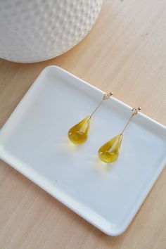 Handmade yellow teardrop resin drop earrings with 14k gold filled posts. Sleek and modern; a perfect mix of pop and subtlety. These earrings are perfect for dressing up an outfit or adding a touch of sophistication to a casual look. Actual product color may vary slightly from the images shown.  ✦  Material 14k gold filled, brass, lead free, nickel free, resin  ✦  Care instruction Resin is a soft material, sharp and abrasive items can cause scratches to the surface. Moisture is the main factor th Gold Chain Earrings, Unique Fashion Jewelry, Gemstone Earrings Gold, Citrine Jewelry, Retro Earring, Bride Accessories, Yellow Gold Jewelry, Jewelry Birthday, Hippie Jewelry