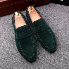 The ultimate guide to men's luxury loafers. We review the best loafers for men's brands, classic loafers for men, and the cool loafers you need. Shop it at our store Gloeni! Men Dress Casual, Mens Footwear Trends, Luxury Loafers, Best Loafers, Mens Loafers Shoes, Horsebit Loafers, Shoes Business, Mens Loafers, Shoes Walking