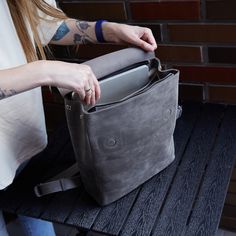 Der Unia Leder-Laptop-Rucksack verfügt über einen Reißverschluss und eine magnetische Klappenverschlus. Er hat einen praktischen oberen Griff und seitliche Metallknöpfe, die es Ihnen ermöglichen, das Volumen des Rucksacks anzupassen. Die Lederträger sind in der Länge verstellbar.
Der Unia-Rucksack hat ein Innenfutter aus natürlichem Stoff und zwei Innentaschen. Außerdem enthält er ein spezielles Fach für einen Laptop:

In der Größe S — eine Tasche für einen Laptop mit einer Bildschirmdiagonale b Leather Laptop Backpack, Tarot Bags, Laptop Rucksack, Stylish Backpacks, Wallet Organization, Leather Laptop, Crazy Horse, Laptop Pocket, Laptop Backpack