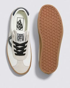 A Streamlined Shoe that Keeps the 90s Alive The Sport Low takes inspiration from Vans’ 90s heritage styles to create a unique retro aesthetic. From the standout “V” Sidestripe to the old school logo label, this low top shoe keeps the vintage vibes coming. Retro low-top style Updated proportions with a lower profile Lace-up closure Suede uppers with leather accents Heritage “V” sidestripes Old school logo label Single-wrap sidewalls Supportive padded collars Signature rubber waffle outsoles Casual Shoes For Jeans, Shoes 2025 Winter, Womens Retro Sneakers, Western Tennis Shoes, Sneakers With Jeans Women, Best Travel Sneakers Women, New Skool Vans, Women’s Vans, Vans Checkered Outfit