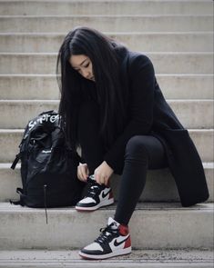 // s h o e s Business Casual Nike Outfit, How To Style Nike Jordans, Womens Outfit With Jordans, Jordan Outfits Womens Winter, Outfit Avec Jordan, Jordan Shoes For Women Outfits Style, Nike Dunk Women Outfit, Air Jordan 1 Outfit Women Winter