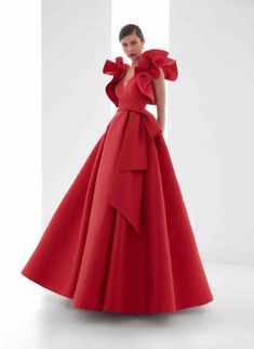 Un elegante abito da sera rosso, con volant sulle maniche, che fa parte della nuova collezione cerimonia di Valerio Luna. Cocktail Gown Prom, Godmother Outfit Dresses, Godmother Outfit, Gowns Prom, Cocktail Gowns, Evening Dresses Long, Long Dress, Party Dress