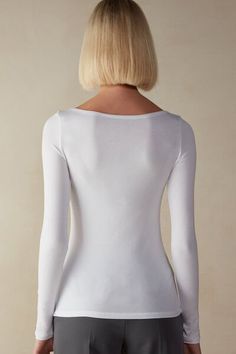 Long sleeve bateau neck top in soft micromodal. Softly hugs the body.
The model is 5’ 9” (175 cm) tall and is wearing a size S.

This garment is made of a plant-based fabric derived from sustainable and renewable wood sources. Seamless Second-skin Long Sleeve Tops, Elegant Boat Neck Top For Layering, Long Sleeve Seamless Soft Stretch Top, Soft Stretch Seamless Long Sleeve Tops, Seamless Soft Stretch Long Sleeve Tops, White Seamless Long Sleeve Tops, Elegant Seamless Crew Neck Tops, Elegant Second-skin Long Sleeve Tops, White Stretch Boat Neck Top