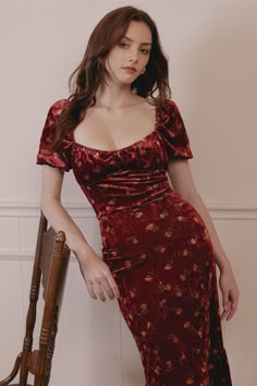 Date Night Outfit Dress Romantic Classy, Red Dress With Sleeves, Sweet Heart Neckline, Squared Neckline, V Dress, Red Velvet Dress, Velvet Midi Dress, Velvet Skirt, Romantic Dress