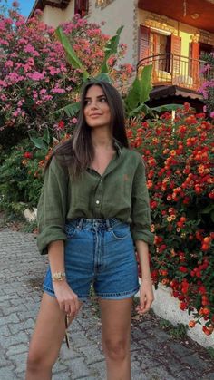 Hot Weather Outfits, Europe Outfits, Elegante Casual, Looks Street Style, Green Shirt, Summer Fashion Outfits, Mom Outfits, Summer 24, Summer Fits