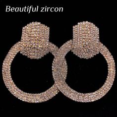 Boucles d'oreilles en strass - Boucles d'oreilles en cristal brillant pour bijoux pour femmes

 Ajoutez de l'éclat à votre look de fête avec ces boucles d'oreilles européennes et américaines en strass à grand cercle. Dotées de cristaux brillants sertis dans un design circulaire glamour, ces boucles d'oreilles sont parfaites pour ajouter une touche d'élégance à n'importe quelle tenue. Que vous assistiez à un événement formel ou que vous ajoutiez simplement un peu de bling à votre look de tous les jours, ces boucles d'oreilles de fête élégantes ne manqueront pas de faire tourner les têtes. L'accessoire parfait pour les femmes avant-gardistes, ces boucles d'oreilles en strass font un excellent cadeau pour la femme élégante de votre vie.

 Style: Classique

 Forme \ motif : rond

 Type de mét Stylish Party, Party Earrings, Copper Material, Rhinestone Jewelry, Rhinestone Earrings, Gold Style, Shape Patterns, Earring Gifts, Crystal Earrings