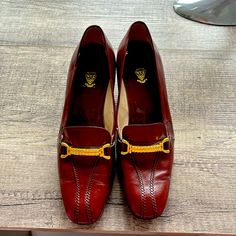 Gucci Vintage Dress Shoes Size 40 Aa. Beautiful Leather With Gold Accents. Chic Gucci Loafers For Formal Occasions, Chic Gucci Formal Loafers, Classic Gucci Evening Loafers, Classic Gucci Loafers For Evening, Gucci Evening Loafers With Leather Sole, Gucci Leather Sole Evening Loafers, Luxury High Heel Loafers For Evening, Elegant Gucci Pointed Toe Loafers, Gucci Formal Low Heel Shoes